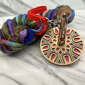 Wristlet Yarn Holder Dispenser Carousel Spinner Crochet Knitting Peacock Design